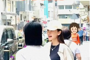 杨颖香港艺术展冻龄造型引热议，复出策略解析