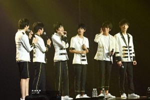 时代少年团演唱会花墙应援：粉丝的深情告白