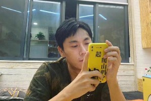《隐秘的角落》秦昊爬山梗爆火，同款手机壳热销