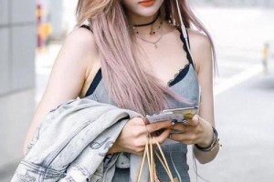 吴宣仪街拍吊带装青春感十足