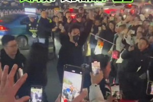向佐现身理发店引围观，剪发过程笑料不断