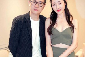 蒋梦婕抹胸开叉裙穿搭，秒变性感女神