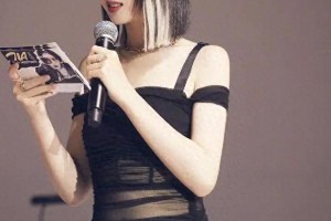 蒋梦婕黑色连衣裙穿搭解析，性感挑染短发吸睛