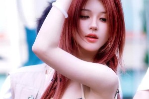 赵露思元气森林音乐节惊艳亮相，红发造型甜美火辣