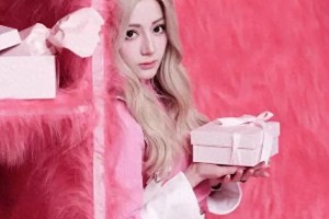 迪丽热巴金发造型甜美灵动，手持糖果展现娇憨魅力